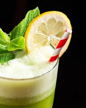 Refreshing green drink with mint and lemon slice Фото