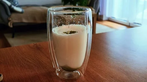 Refreshing green matcha latte 스톡 동영상 337257292