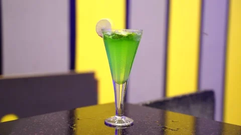 A refreshing green mint soda with lime and lemon, ice frappe in highball gl.. 스톡 동영상 248453165