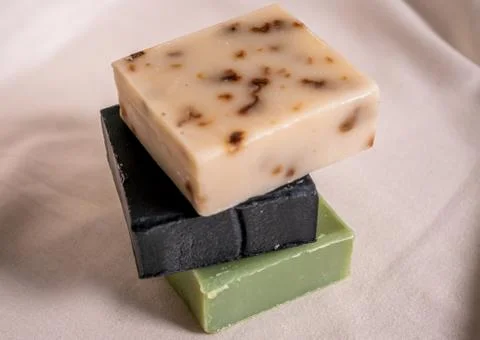 Refreshing handmade soaps made of roses, aloe vera and activated carbon stack Foto stock