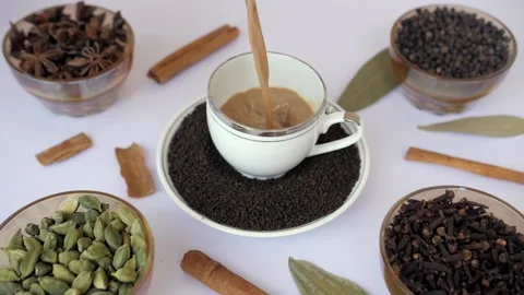 Refreshing hot tea pouring in a cup decorated with tea leaves on a plate - Ch... Video stock 155824858