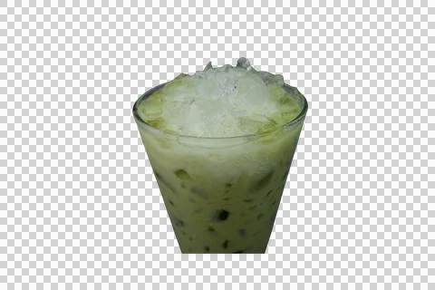 Refreshing Iced Matcha Green Tea with Ice Cubes in a Clear Glass Foto stock