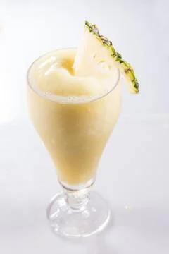 Refreshing Iced Pineapple Smoothie Drink Foto stock