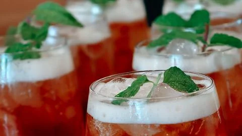 Refreshing Iced Sweet Tea With Mint And Ice Cubes Close Up Foto stock