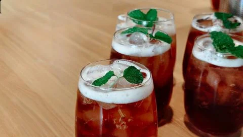 Refreshing Iced Sweet Tea With Mint And Ice Cubes Close Up Stock-Fotos