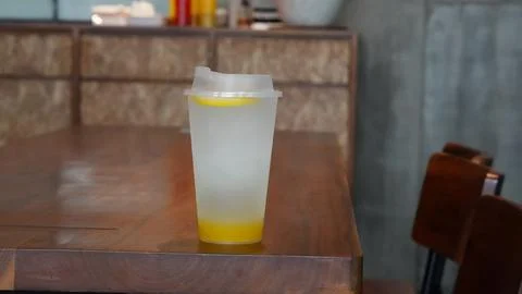Refreshing Iced Tea With Lemon and Mint Fotos Stock