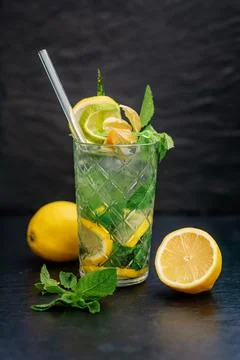 Refreshing lemon and mint lemonade in transparent glass Foto stock