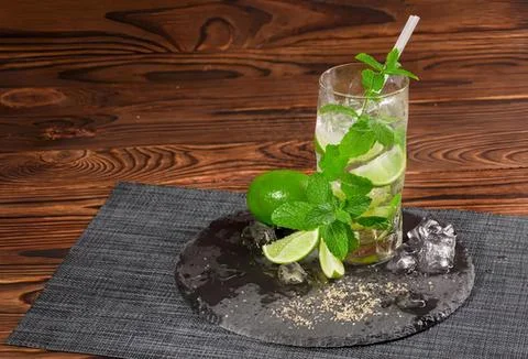 Refreshing lime and mint drink in a tall glass with ice Stock-Fotos