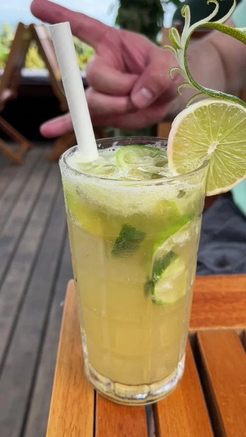 Refreshing lime  cocktail with mint and ice on wooden table eco friendly in Rio 库存影片 334084338