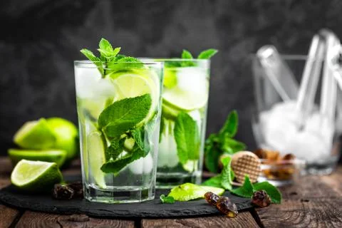 Refreshing mint cocktail mojito with rum and lime, cold drink or beverage with i Fotos de archivo