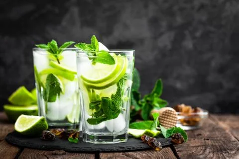 Refreshing mint cocktail mojito with rum and lime, cold drink or beverage with i Fotos de archivo