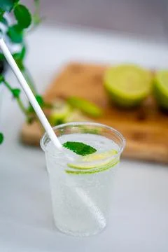 Refreshing mojito drink with lime and mint in clear cup Foto stock