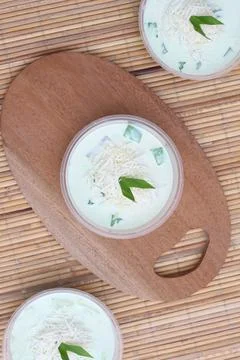 Refreshing Pandan Layer Dessert with Cheese and Pandan Leaves Stock-Fotos