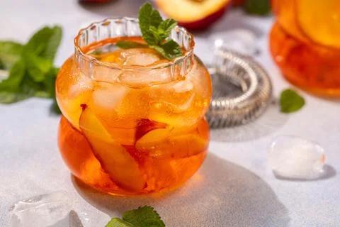 Refreshing peach iced tea drink summer cooling Stock-Fotos