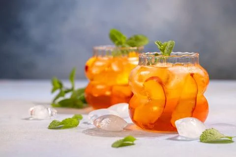 Refreshing peach iced tea drinks with mint and ice Stock-Fotos