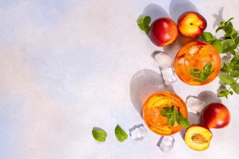 Refreshing peach nectarine drinks with mint and ice Stock-Fotos