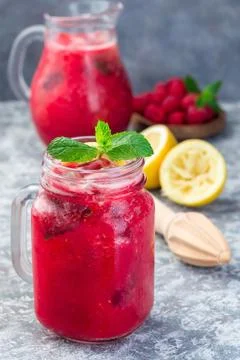 Refreshing raspberry, lemon and mint lemonade with sparkling water in a jar 스톡 사진