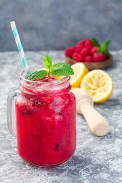 Refreshing raspberry, lemon and mint lemonade with sparkling water in  jar Foto stock