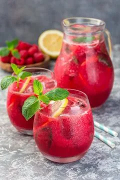 Refreshing raspberry, lemon and mint lemonade with sparkling water in a glass Foto stock