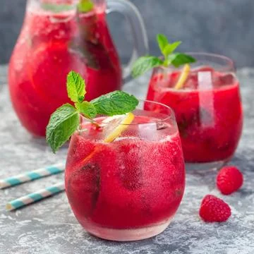 Refreshing raspberry, lemon and mint lemonade with sparkling water in a glass Foto stock