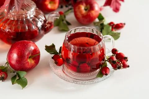 Refreshing Red Tea With Apples and Rose Hips Serve in Glassware With Delica.. 库存照片