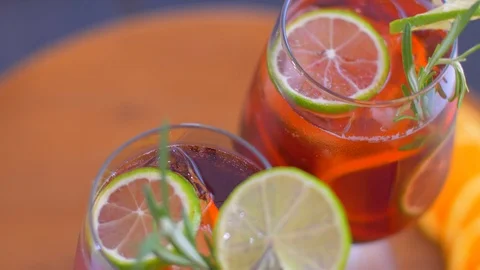 Refreshing sangria cocktail with fruit and ice 库存影片 110024047