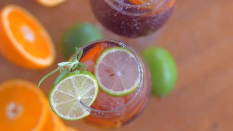 Refreshing sangria cocktail with fruit and ice Vidéo 110033974