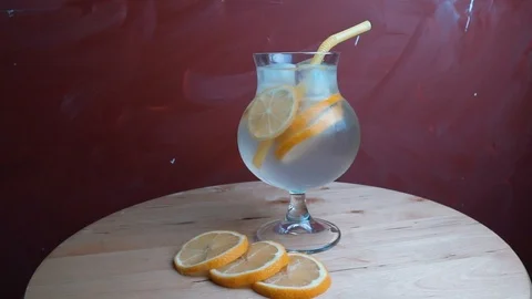Refreshing soda tonic with lemon and ice in a glass. Cold lemonade mojito drink. Stock-Footage 107739352