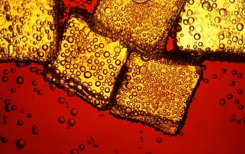 Refreshing soda water with ice cubes as background, closeup Foto stock