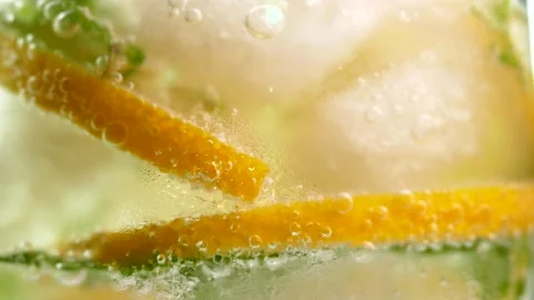 Refreshing soft drink with ice.  lemon and mint in a glass Vidéo 156339414