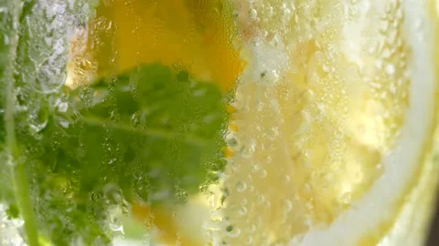Refreshing soft drink with ice. lemon and mint in a glass Vidéo 156936236