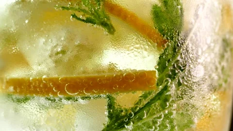Refreshing soft drink with ice. Mojito with lemon and mint in a glass Vidéo 156339876