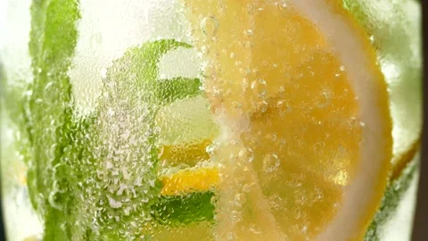 Refreshing soft drink with ice. Mojito with lemon and mint in a glass Vidéo 156340404