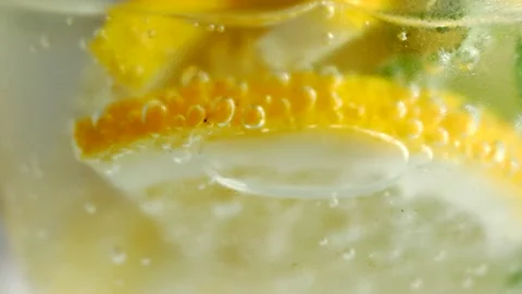 A refreshing soft drink. Mojito is poured into a glass close-up. Lemon Vidéo 132739807