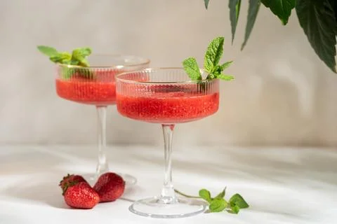 Refreshing strawberry cocktails with mint in coupe glasses Stock-Fotos