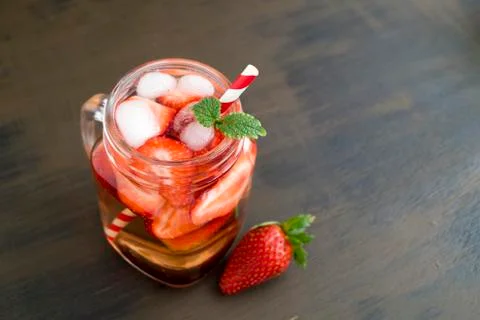 Refreshing strawberry lemonade on a brown background. Foto stock