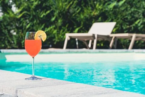 Refreshing Summer Cocktail by the Poolside Foto stock
