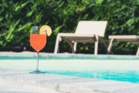 Refreshing Summer Cocktail by the Poolside Foto stock