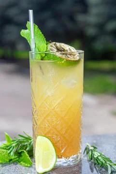 A refreshing summer cocktail with a slice of lime. Alcoholic drink. Garnished Foto stock