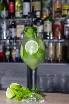 A refreshing summer cocktail with a slice of lime. Alcoholic drink. Garnished Fotos de archivo