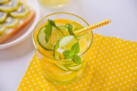 Refreshing summer drink with lemon, ginger, fresh cucumber and mint. 库存照片
