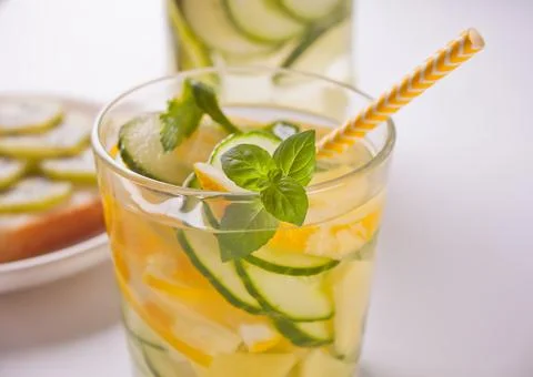 Refreshing summer drink with lemon, ginger, fresh cucumber and mint. 库存照片