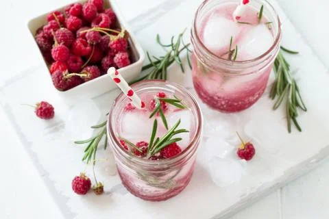 Refreshing summer drink raspberry with rosemary and ice. Foto stock