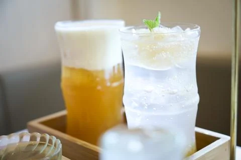 Refreshing summer drinks with ice and fruit in fancy glasses Foto stock