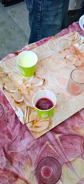 Refreshing summer lemonade with mint garnish on floral tablecloth Foto stock