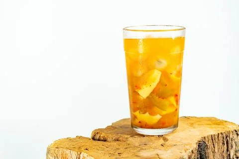 Refreshing tropical fruit pickle featuring sliced young mango, bilimbi, and l Foto stock