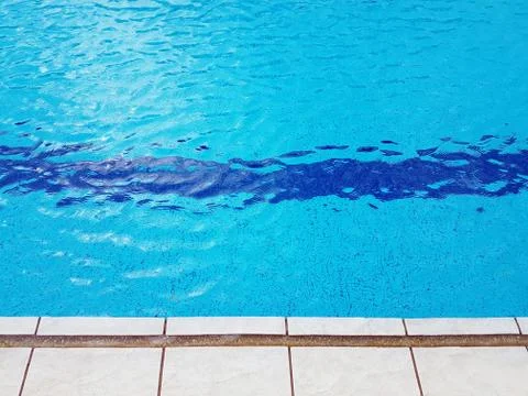 Refreshing view of edge of swimming pool Stock-Fotos