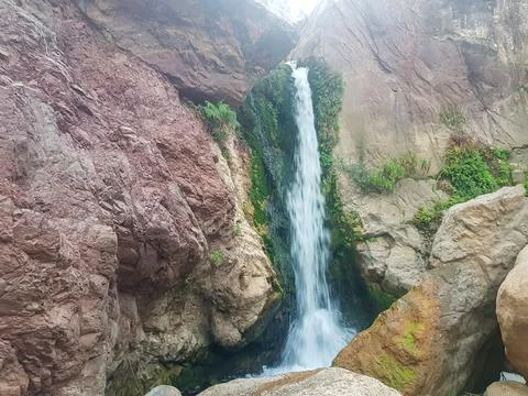 A refreshing waterfall in the Moroccan mountains 스톡 사진