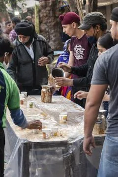 Refreshments distributed by Sikhs Foto stock