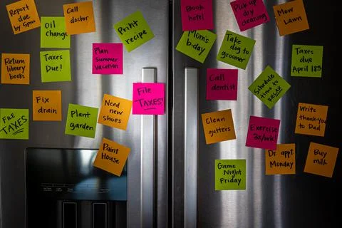 Refrigerator Door Full of Reminder Notes With Memo to File Taxes Foto stock
